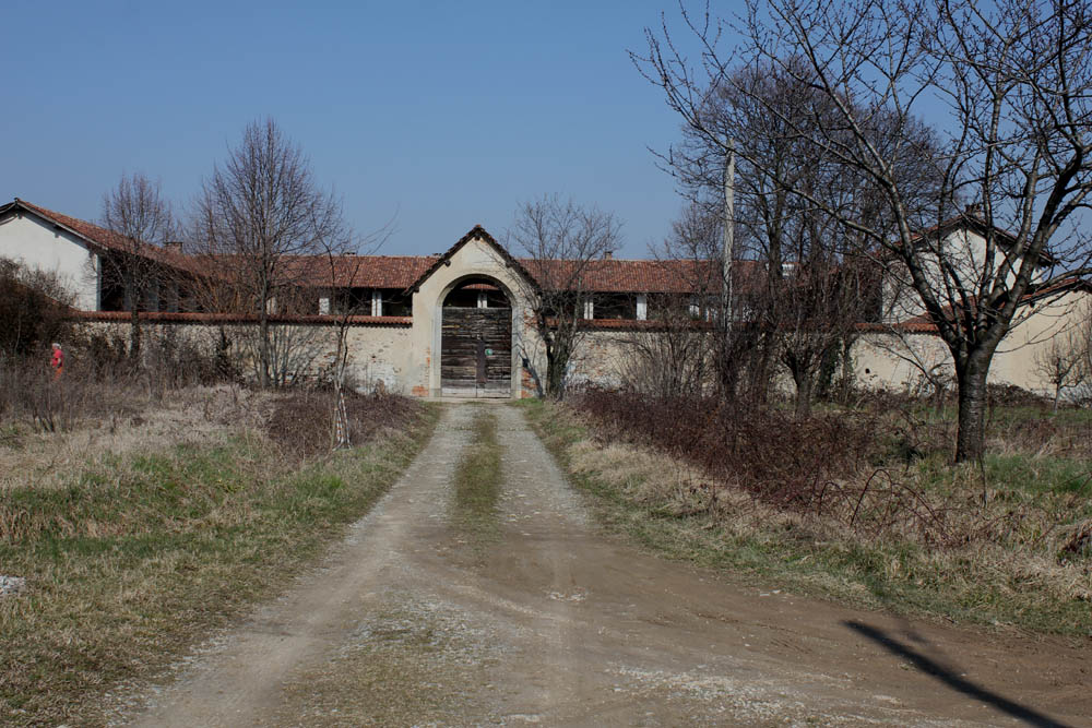Cascina Airolda vista dall'esterno con paesaggio autunnale.