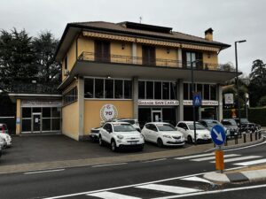 Concessionaria Garage San Carlo con auto esposte all’esterno.