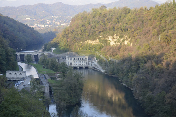 Passeggiata lungo la diga – Un percorso panoramico per osservare da vicino la struttura e il fiume