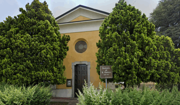 Visuale esterna dell'Oratorio Sant'Enrico, monumento giallo