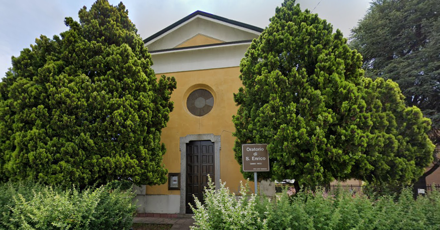 Visuale esterna dell'Oratorio Sant'Enrico, monumento giallo