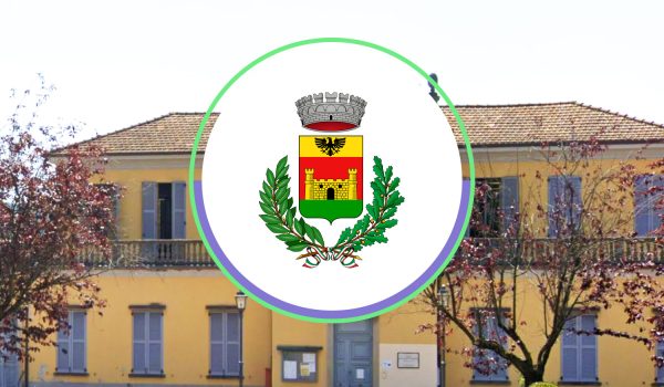 Stemma comunale di Santa Maria Hoè e municipio di sfondo.