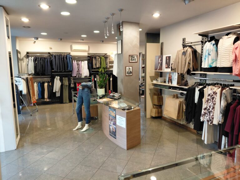 Interno del negozio Romy abbigliamento di Casatenovo