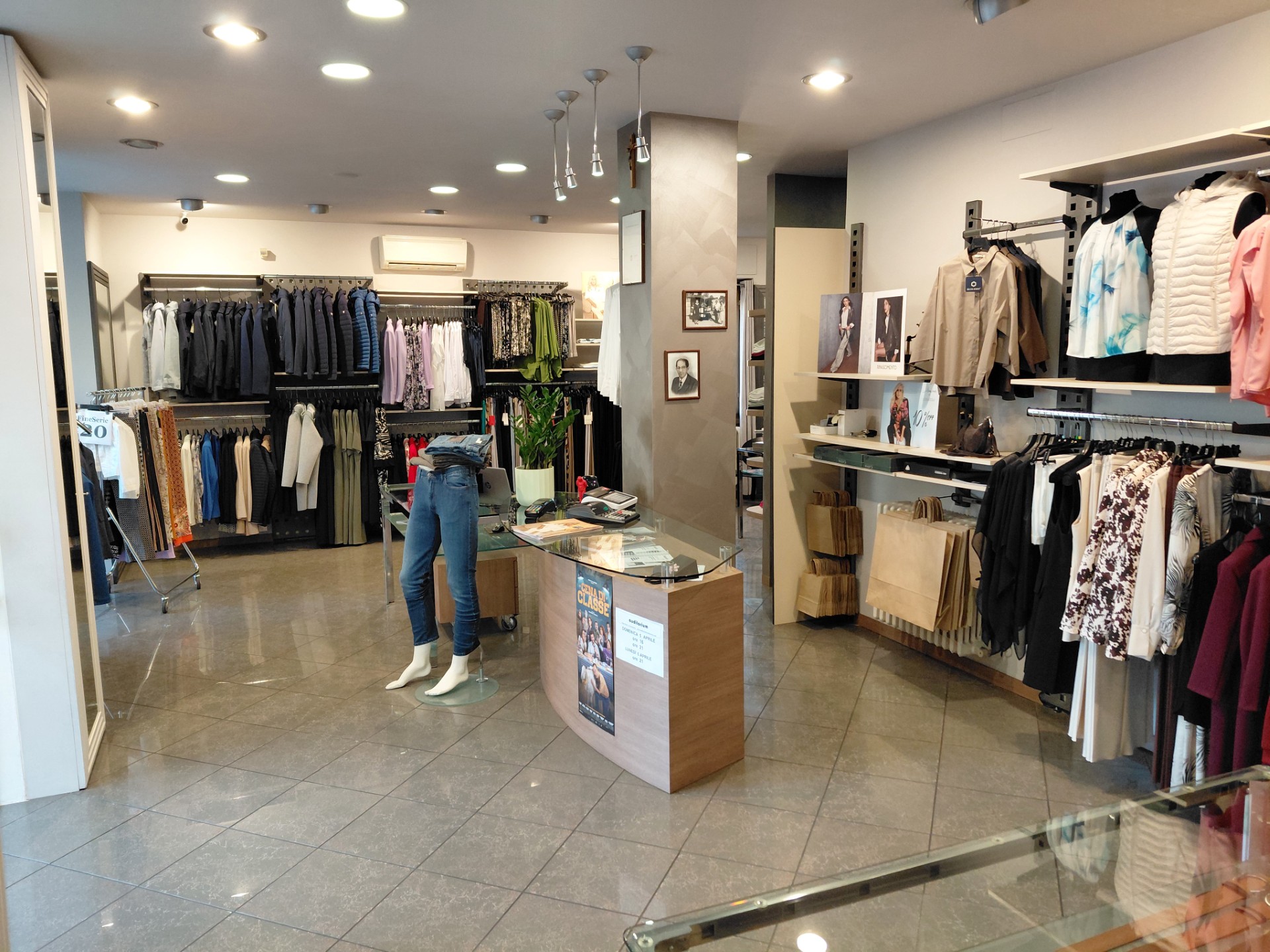 Interno del negozio Romy abbigliamento di Casatenovo